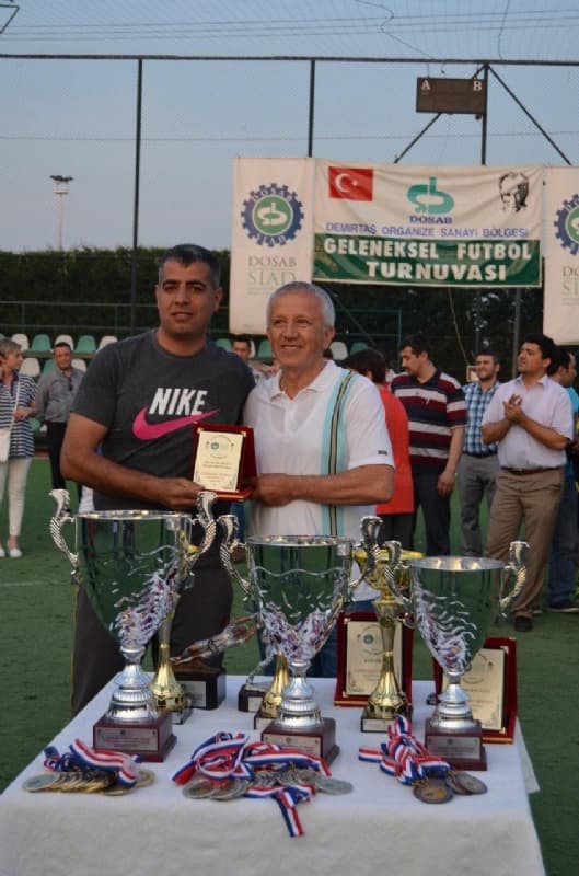 Turnuva boyunca görev yapan hakemlere DOSABSİAD Yönetim Kurulu Üyesi Adnan Şarmen, katlılarından dolayı plaket verdi.