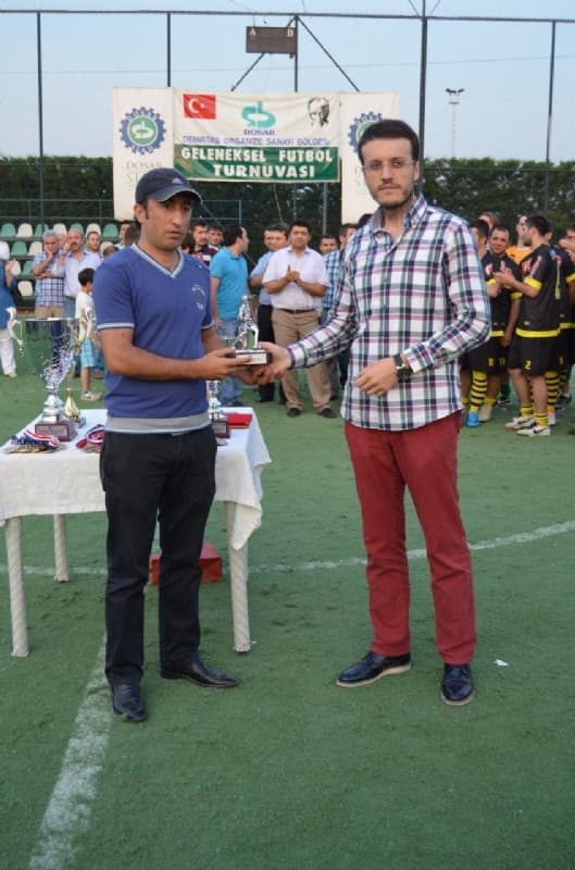 Attığı 32 gol ile turnuvanın gol kralı olan Bursalı Havlu’dan Kenan Yıldırım, ödülünü DOSABSİAD Yönetim Kurulu Üyesi İbrahim Erdemir verdi.