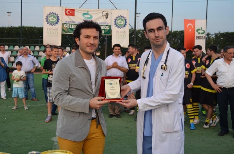 Turnuva sponsoru Burtez Ortak Sağlık Güvenlik Birimi’nin plaketini DOSABSİAD Yönetim Kurulu Üyesi Adnan Kar verdi.
