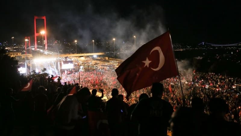 Demokrasi Şehitlerimizi Rahmet ve Minnetle Anıyoruz